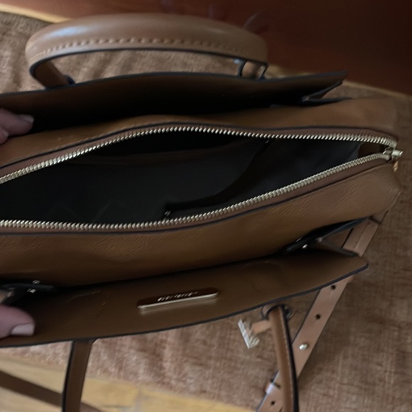 Michael Kors bag 12x10x5 excellent used condition - Picture 4 of 8
